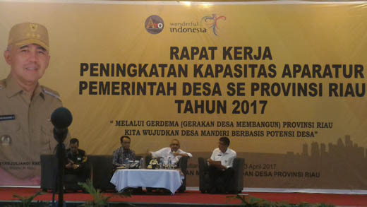 Waduh...Gubernur Andi Rachman Disoraki Kades se-Riau